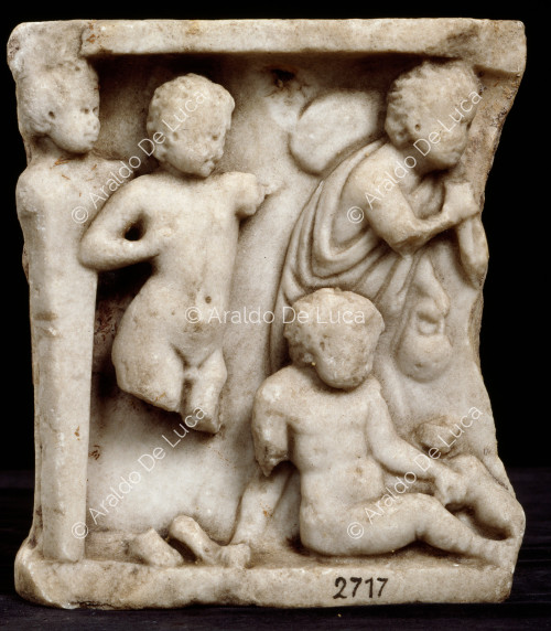 Detail eines Reliefs mit drei menschlichen Figuren