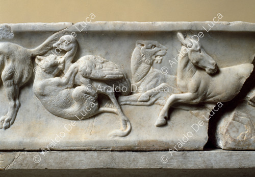 Sarcofago decorato con scene di combattimento fra guerrieri e barbari. Particolare del coperchio