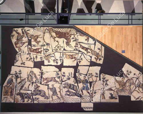 Mosaico policromado con escenas de caza