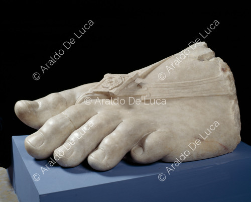 Fragment de pied d'une statue colossale d'une divinité féminine