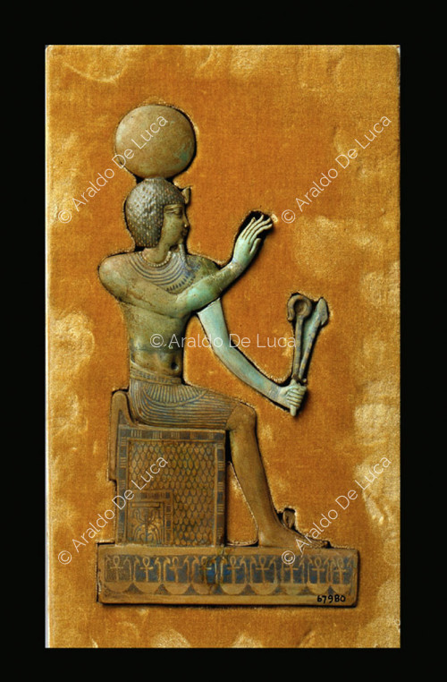 Geschnitzte Plakette mit einem sitzenden König
