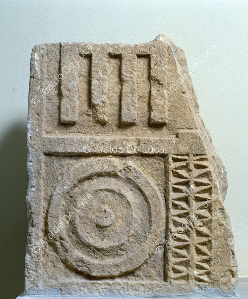 Fragment eines Reliefs mit geometrischen Motiven