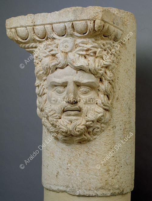 Columna con capitel antropomorfo