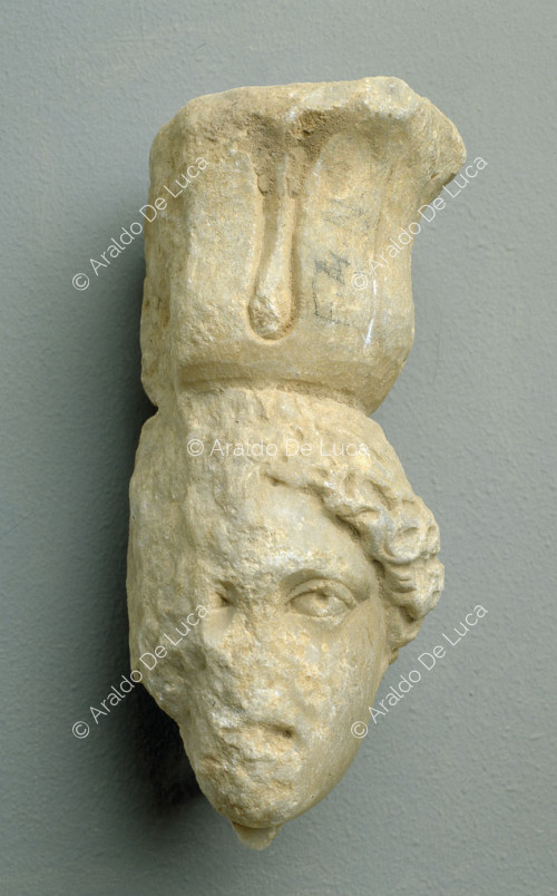 Estatua de Isis. Fragmeto de la cabeza