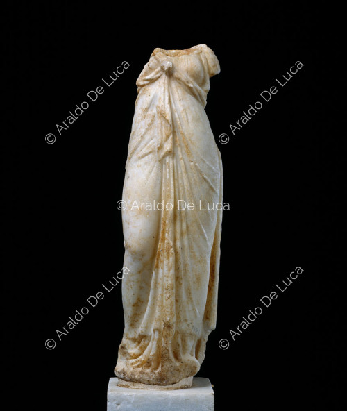 Estatua de mármol acéfala de Iside