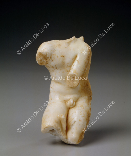 Estatua de mármol de Eros con el arco