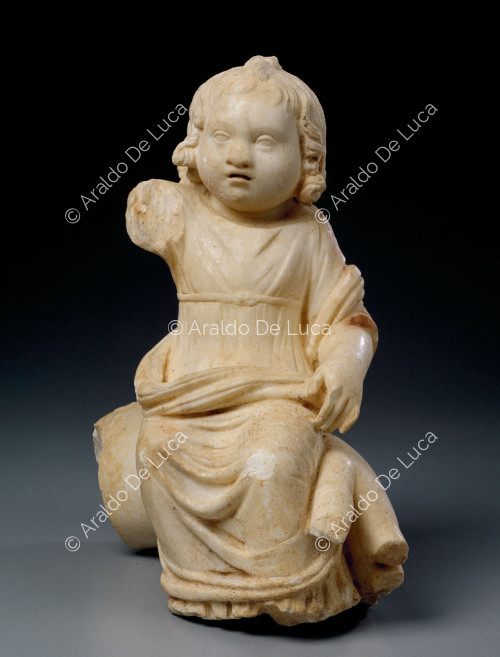 Estatuilla de mármol de un niño