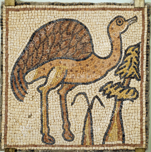 Mosaico policromado con pájaro