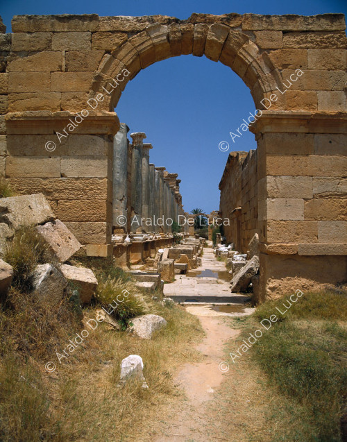 Monumentaler Durchgang entlang der Basilika
