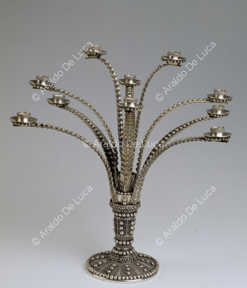 Candelabro a foglie di palma con base filigranata