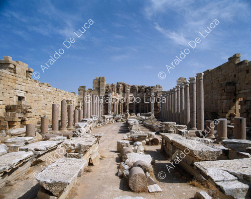 La basílica era una gran sala rectangular cerrada por dos ábsides en los lados cortos y dividida en tres naves por una doble hilera de columnas.