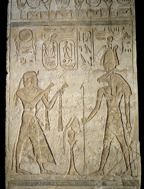 Ramesse offre stoffe e libagioni a Khnum