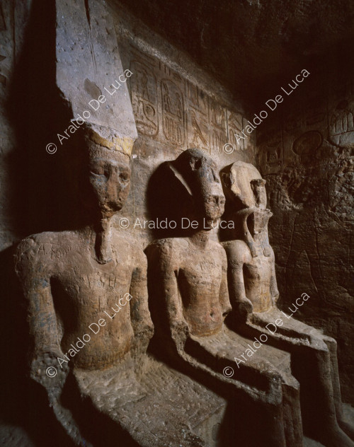 El santuario interior de Abu Simbel: detalle de Ramsés II entre Amón-Ra y Ra-Horakhty.