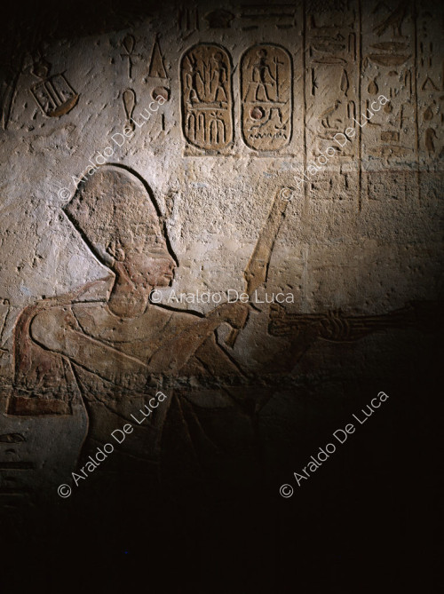Ramesse offre incenso e lo scettro del potere davanti alla barca di Amon-Ra alla presenza di Nefertari che scuote i sistri