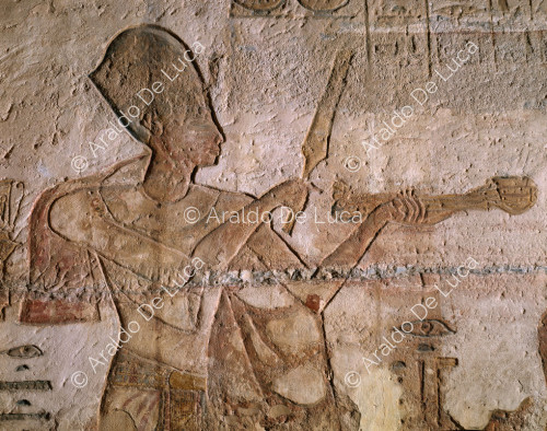 Ramesse offre incenso e lo scettro del potere davanti alla barca di Amon-Ra alla presenza di Nefertari che scuote i sistri