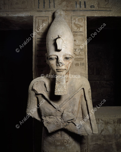 Großer Saal mit Säulen und Statuen von Ramses II. in der Gestalt des Osiris: Detail