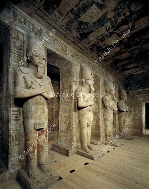 Großer Saal mit Säulen und Statuen von Ramses II. in Form des Osiris