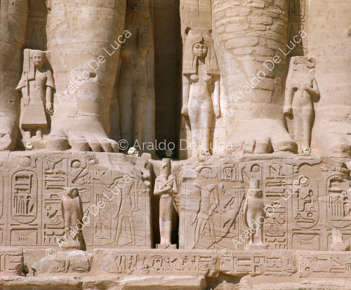 Façade du Grand Temple d'Abou Simbel : détail de la femme et des enfants de Ramsès II