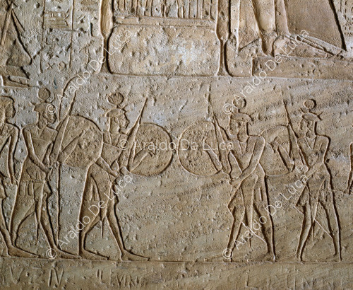 Batalla de Qadesh: consejo de guerra de Ramsés II con sus guardaespaldas shardanos