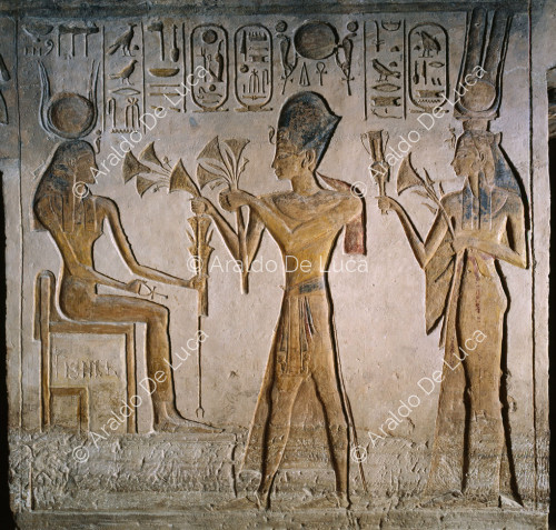 Ramsés y Nefertari hacen ofrendas a Hathor
