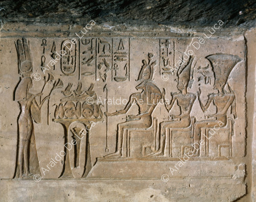 Nefertari presenta offerte a Khnum, Satis e Anuqet