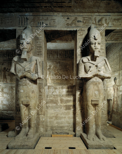 Großer Saal mit Säulen und Statuen von Ramses II. in Form des Osiris