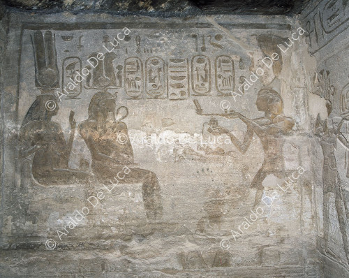 Templo de Hathor. Decoración mural. Detalle con Ramsés II y Nefertari.