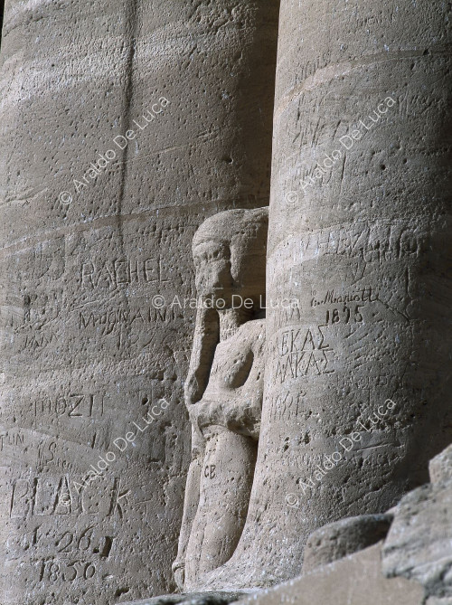 Façade du Grand Temple d'Abou Simbel : détail d'une des filles de Ramsès II