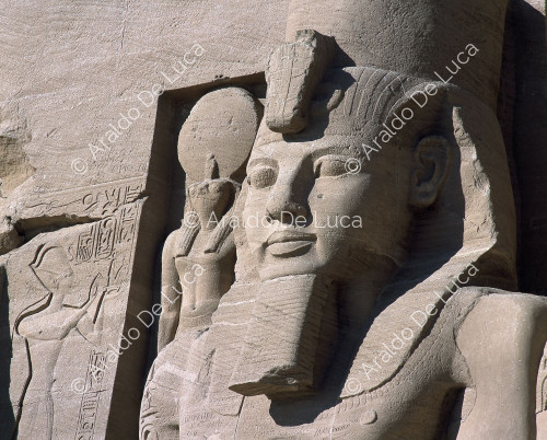 Façade du Grand Temple d'Abou Simbel : détail d'un des colosses