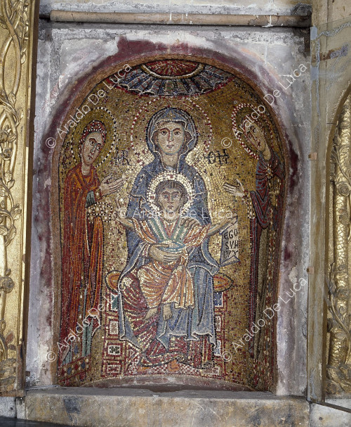 Mosaico con Madonna Bambino e due Sante