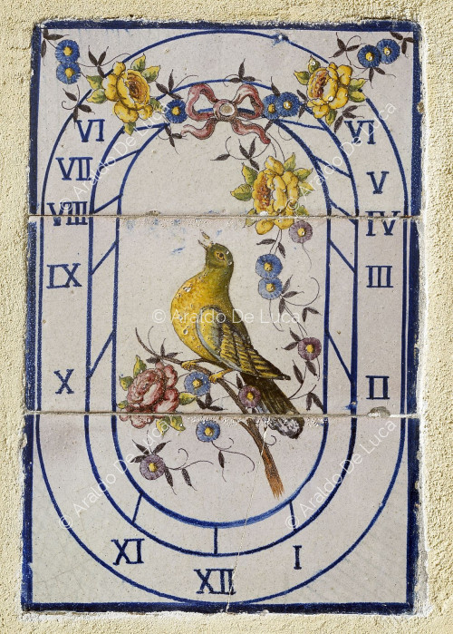 Meridiana con uccello e fiori