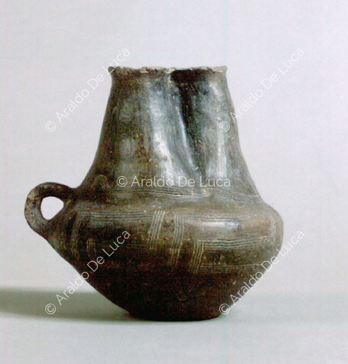 Three-mouth biconical vessel