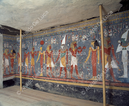 Horemheb con Hathor, Anubi, Iside, Horus, Hathor, Osiride