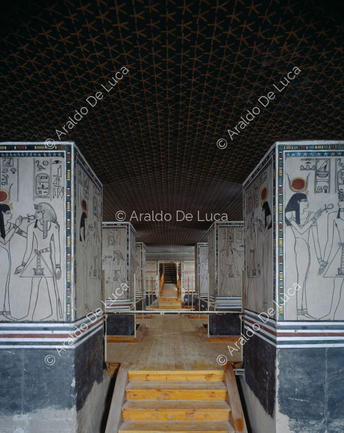 General view of the burial chamber of Amenhotep II: the pillars