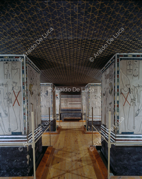 Vue générale de la chambre funéraire d'Amenhotep II : les piliers