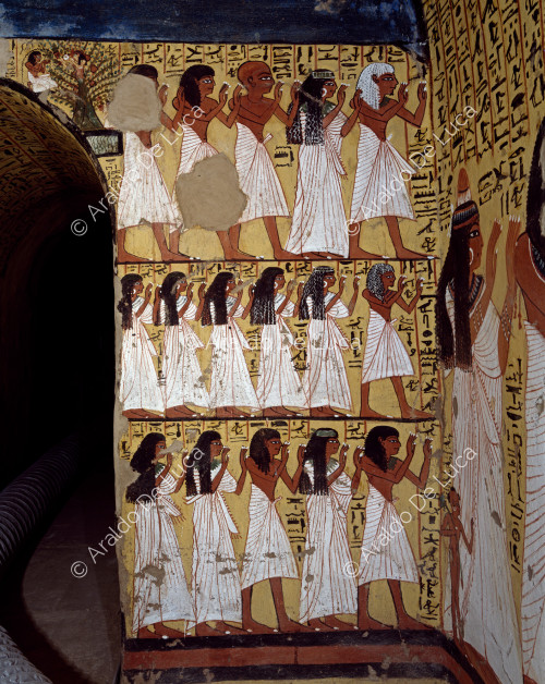 Pintura mural en la pared izquierda de la tumba de Pashedu: en el primer registro, hay una escena que representa filas de miembros de la familia del difunto en adoración. Visten túnicas blancas plisadas y las mujeres llevan ricos tocados.