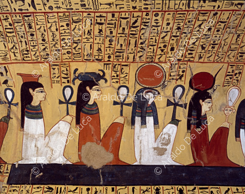 Pared derecha de la cámara funeraria: hay una procesión de dioses, cada uno representado con sus atributos. Desde la derecha se ve a Hathor, Ra-Harakhty, Neith y Selkis.