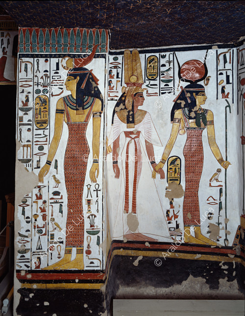 La déesse Selkis et Nefertari présentée par Isis