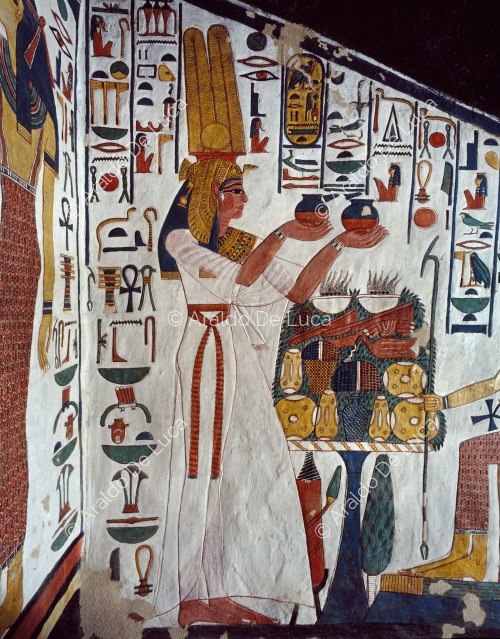 Nefertari offre i vasetti nemset ad Iside, Neftis e Maat