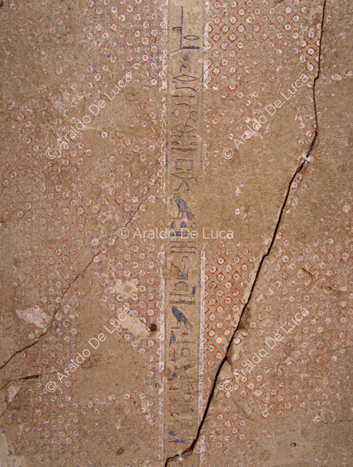 Detalle de la pintura del techo de la cámara funeraria de Sennedjem. Obsérvese la decoración geométrico-floral en la que los colores rojo y ocre siguen vivos y la banda central cubierta de inscripciones jeroglíficas.