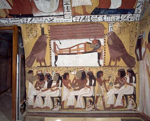 Bestattungskammer. Die Mumie des Verstorbenen, die von Isis und Nephthys beschützt wird, sowie Szenen der Opferung und Reinigung.