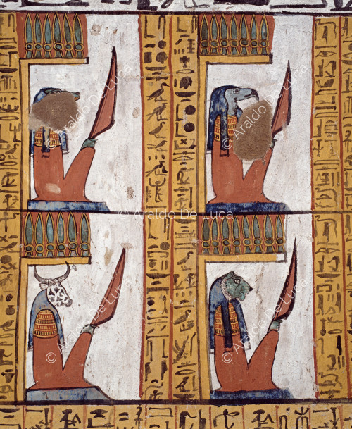Detalle de la pared derecha de la cámara funeraria: aparecen representados algunos de los guardianes armados de las puertas del Más Allá, el reino de Osiris, con cabezas de animales.