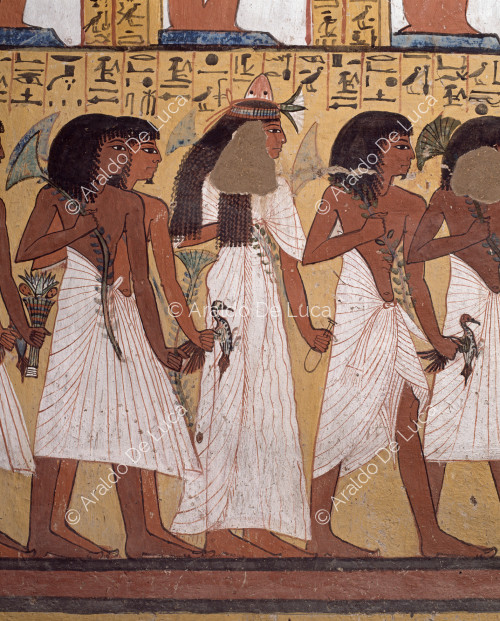 Detalle de la pared derecha de la cámara funeraria. Los hijos de Sennedjem desfilan llevando ofrendas de animales, vegetales y ungüentos a la pareja fallecida: en sus manos sostienen un tallo de papiro.