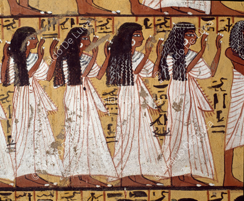 Pintura mural en la pared izquierda de la tumba de Pashedu: en el primer registro, hay una escena que representa filas de miembros de la familia del difunto en adoración. Se trata probablemente de las hijas del difunto, con ricos tocados y largos vestidos blancos plisados.