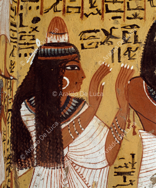 Detalle de la esposa de Pashedu, Nedjembehdet; de la escena de la pared larga izquierda que muestra a Pashedu y a su esposa con las manos levantadas en adoración al dios Horus. Obsérvese el cono de ungüento perfumado sobre la cabeza de la mujer.