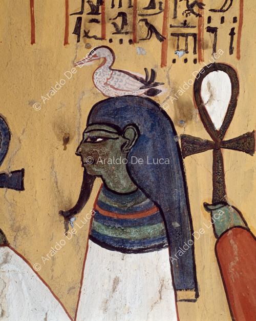 Detalle de la representación de deidades en la pared izquierda de la cámara funeraria. El detalle muestra al dios de la tierra Geb, representado con una oca en la cabeza, su símbolo y el jeroglífico que identifica su nombre.