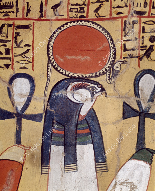 Detalle de la representación de divinidades en la pared derecha de la cámara funeraria. El detalle muestra al dios Ra-Harakhty, con cara de halcón y el disco solar con urèo en la cabeza.
