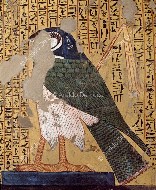 Detalle de la pintura de la pared larga izquierda con la escena de Pashedu y su esposa con las manos levantadas en adoración a Horus. El dios está representado a lo largo de la pared en una imagen fragmentaria en forma de halcón, rodeado de texto del Libro de los Muertos.