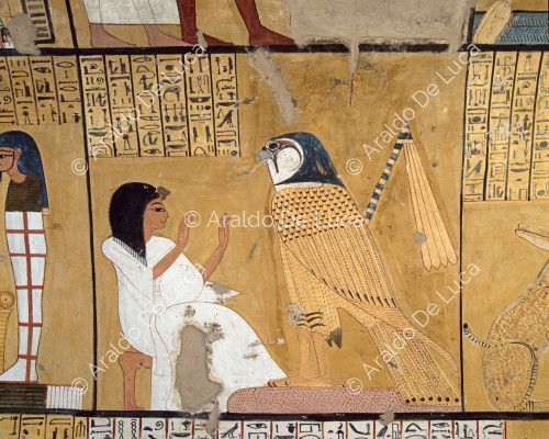 Escena en la pared izquierda de la cámara funeraria de la tumba de Inherkau. El difunto saluda obsequiosamente a un halcón dorado. El halcón, con un azote en el lomo, está de pie sobre un montículo.