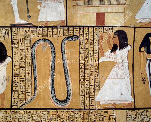 Detalle de la escena pintada en la pared derecha de la cámara funeraria de la tumba de Inherkau. En dos paneles separados por líneas de jeroglíficos negros sobre fondo amarillo, se representa a Inherkau en presencia de la malvada serpiente Apopi.